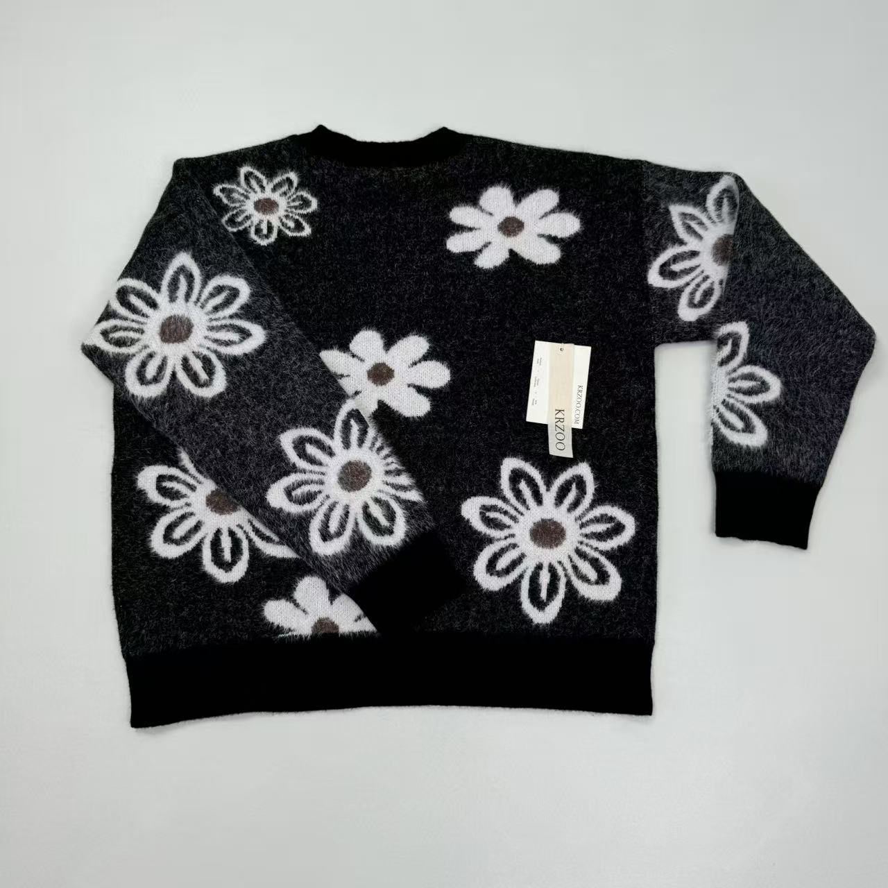 Three-dimensional flower knitted sweater
