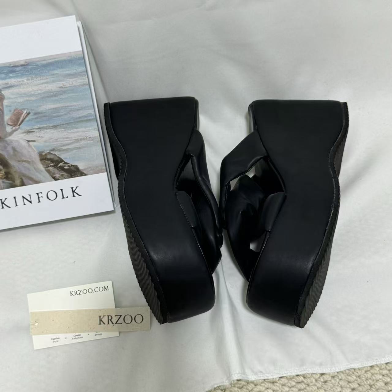 Color-Blocking Platform Slides