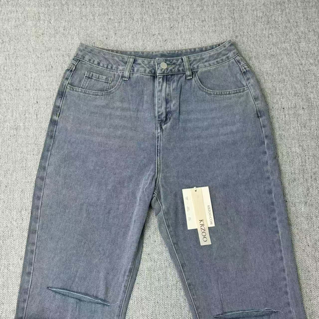 High-waist fringed fabric cutting through the jeans