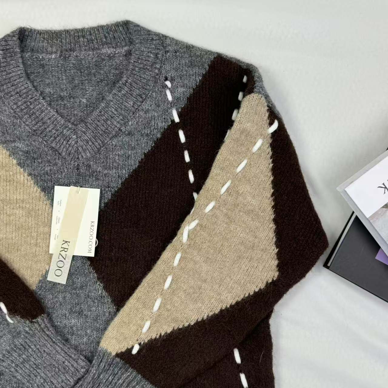 Lazy style, color-matched warm-toned sweater