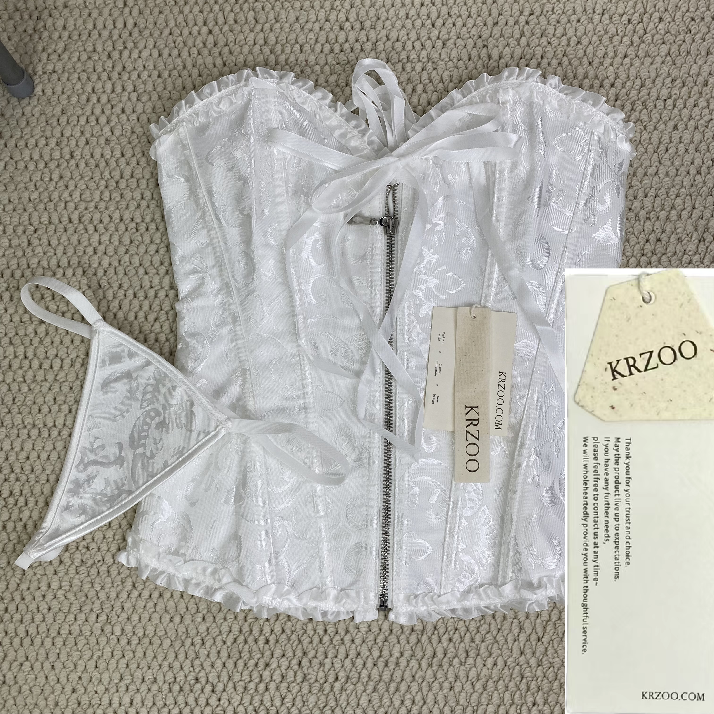 Zip-up stretch top with tight fishbone detailing