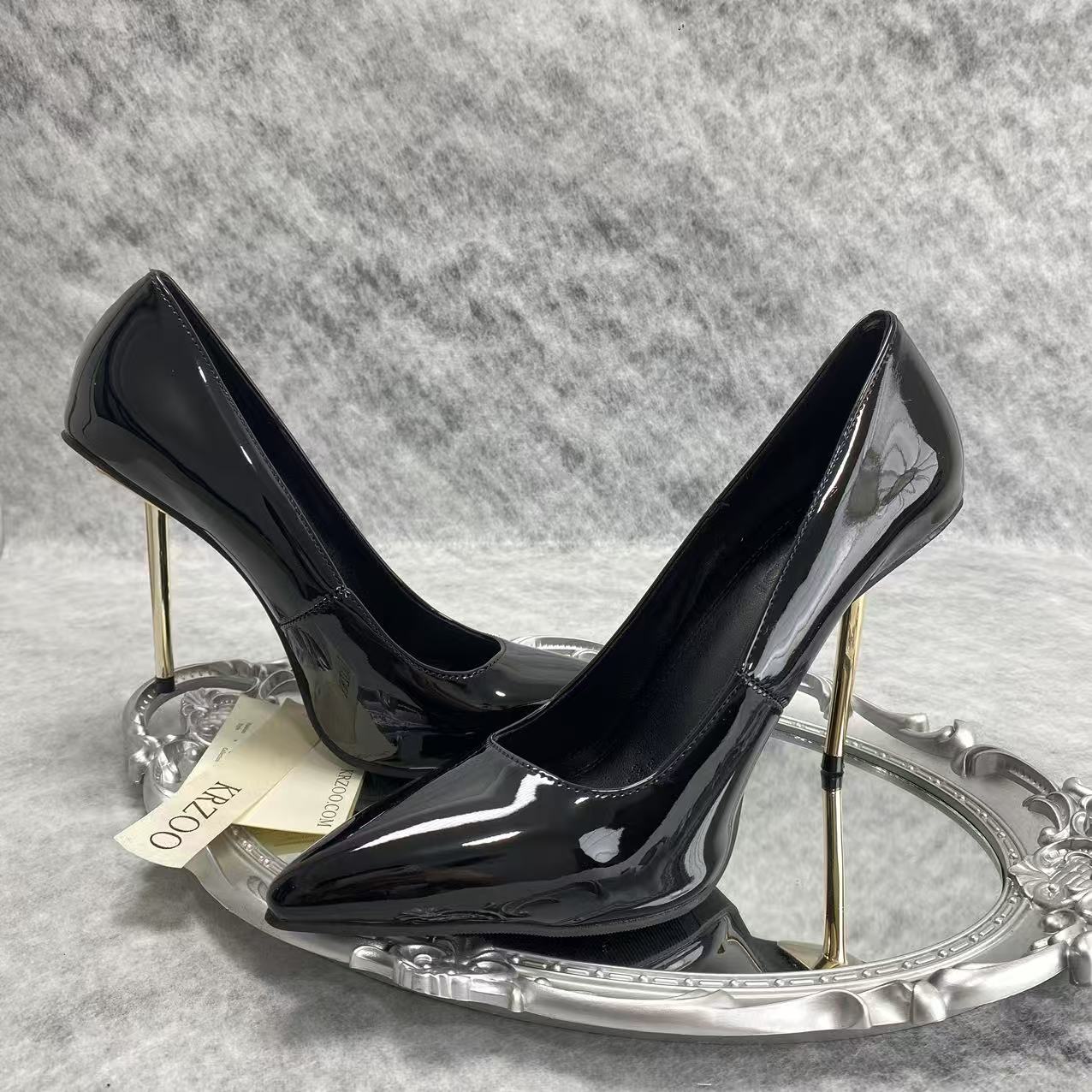 Metal tip black lacquered leather high heels