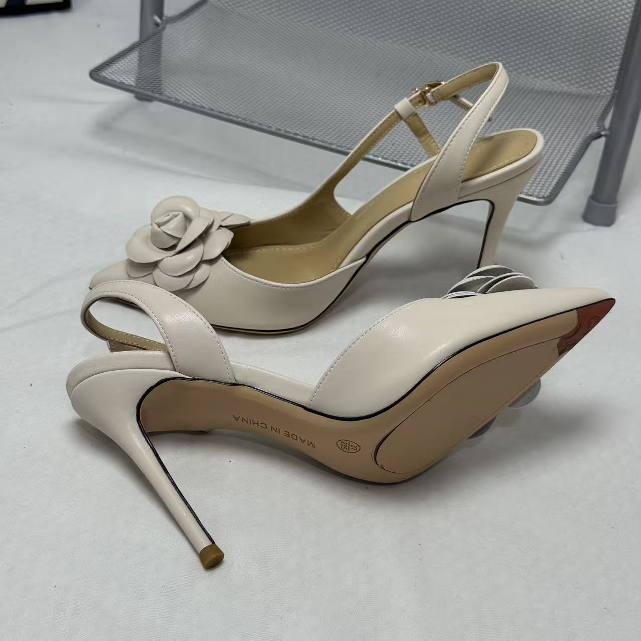 Sideless one-piece leather high-heeled shoes