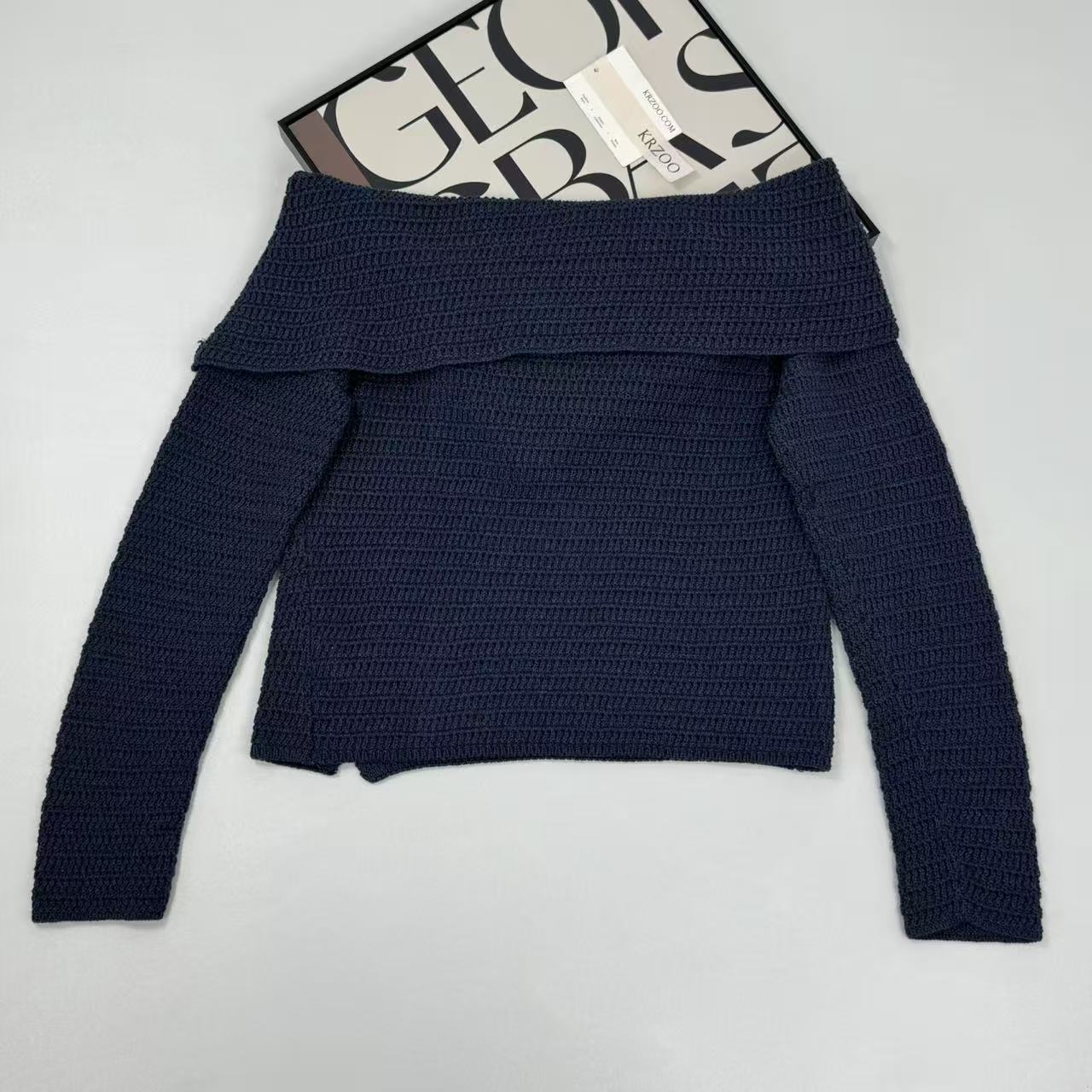 Asymmetric long-sleeved V-neck knitted top