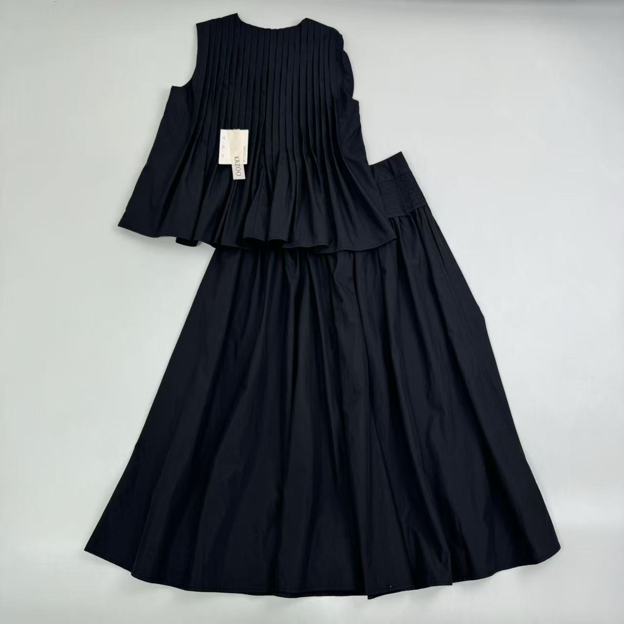 Round-neck sleeveless pleated blouse and skirt set