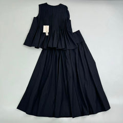 Round-neck sleeveless pleated blouse and skirt set