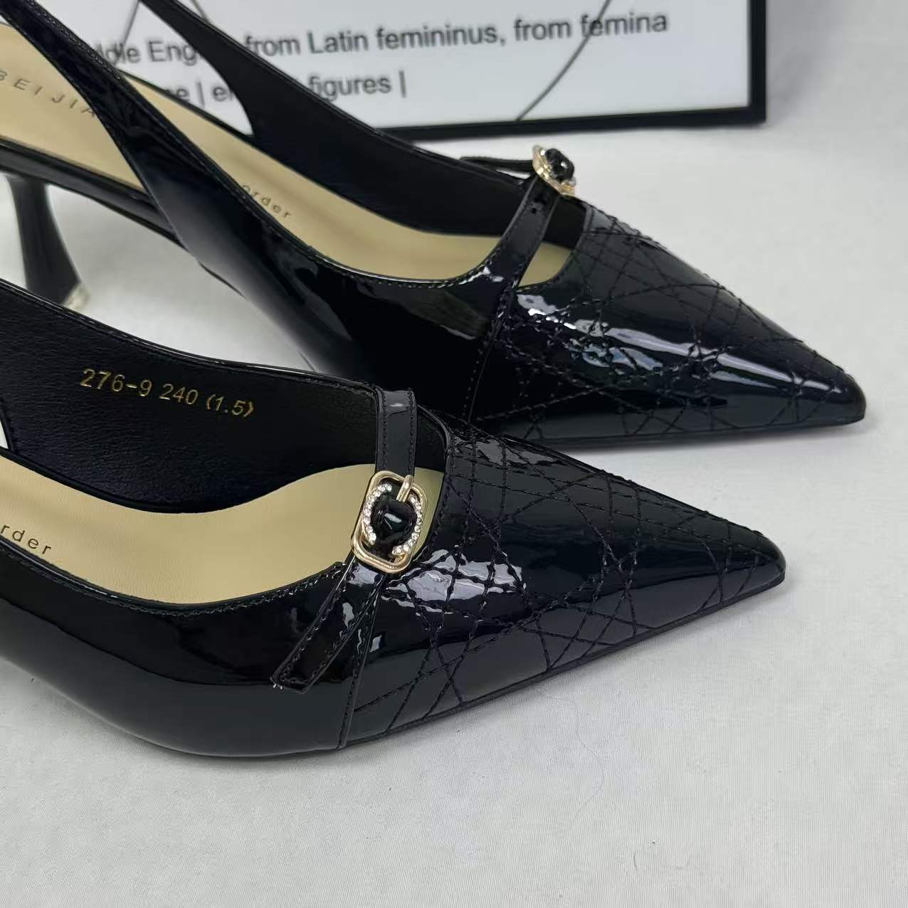 Pointed-toe low-heeled high heels