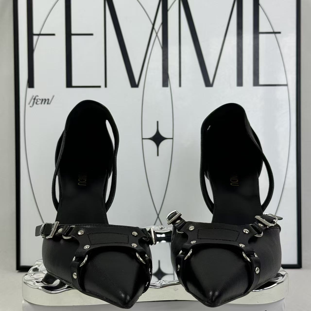 Pointed-toe high heels with a sophisticated style