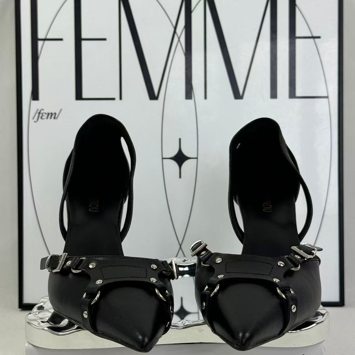 Pointed-toe high heels with a sophisticated style