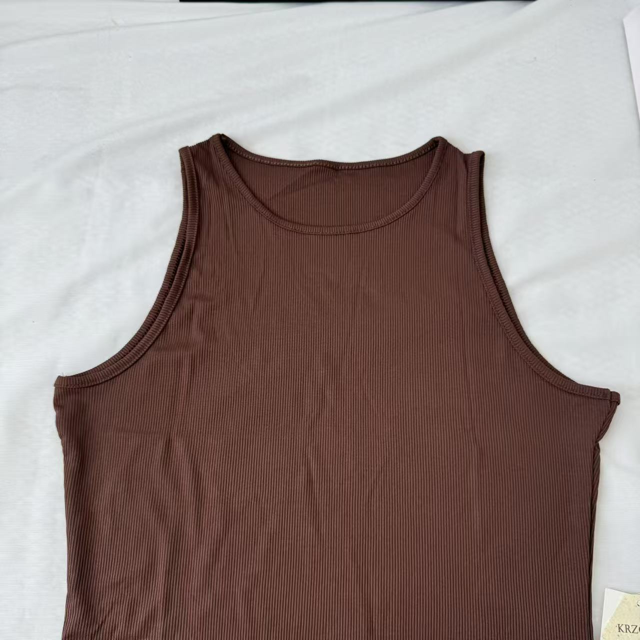 Sleeveless placket one-piece suit