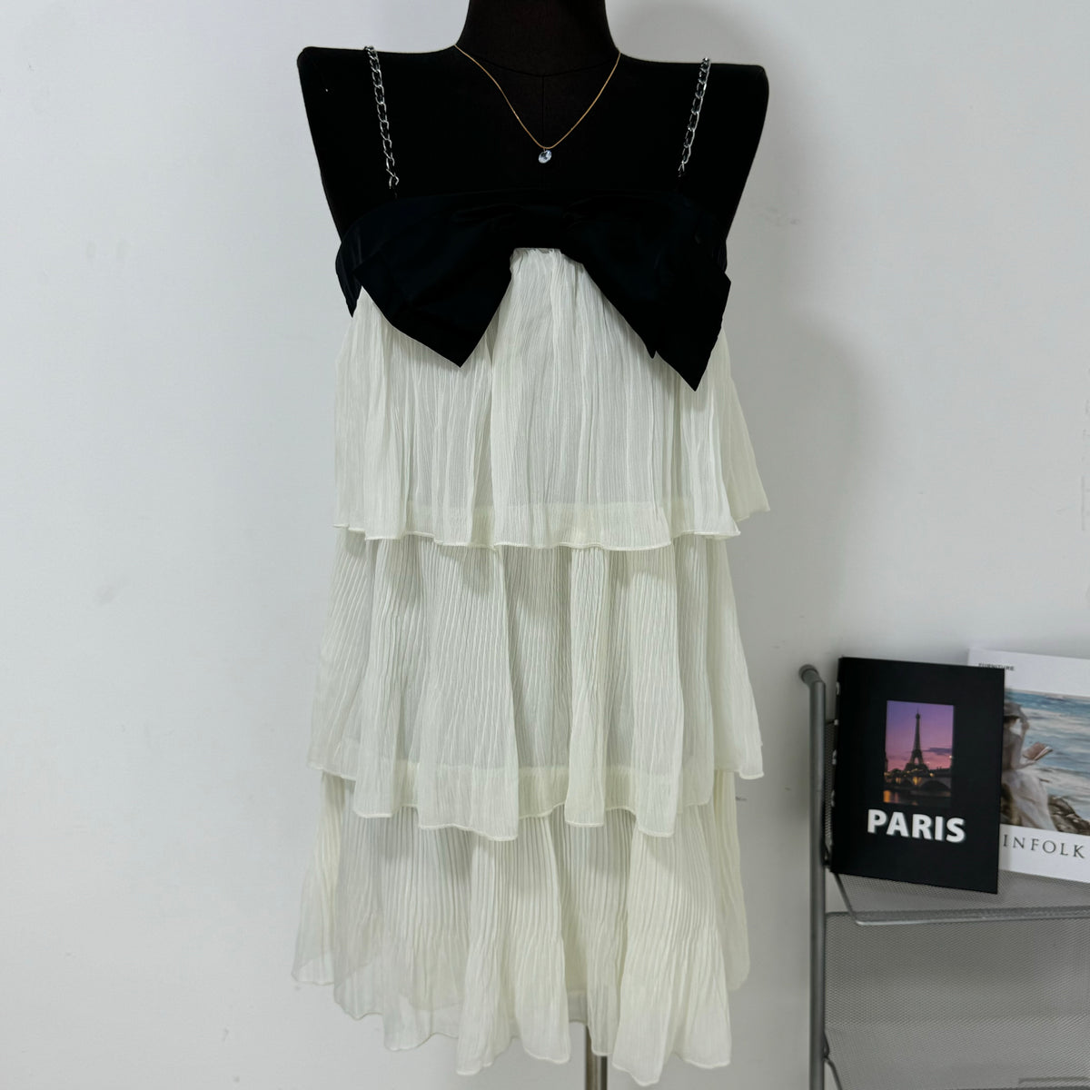 Contrasting-color bow tie backless halter dress