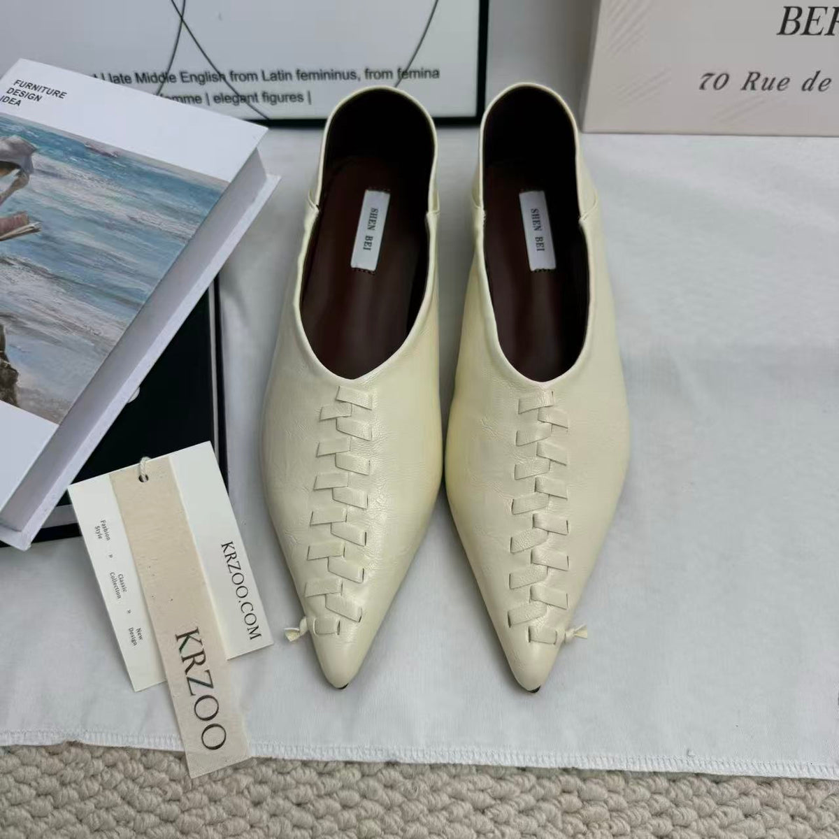 One step in the knitted pointed-toe shoes