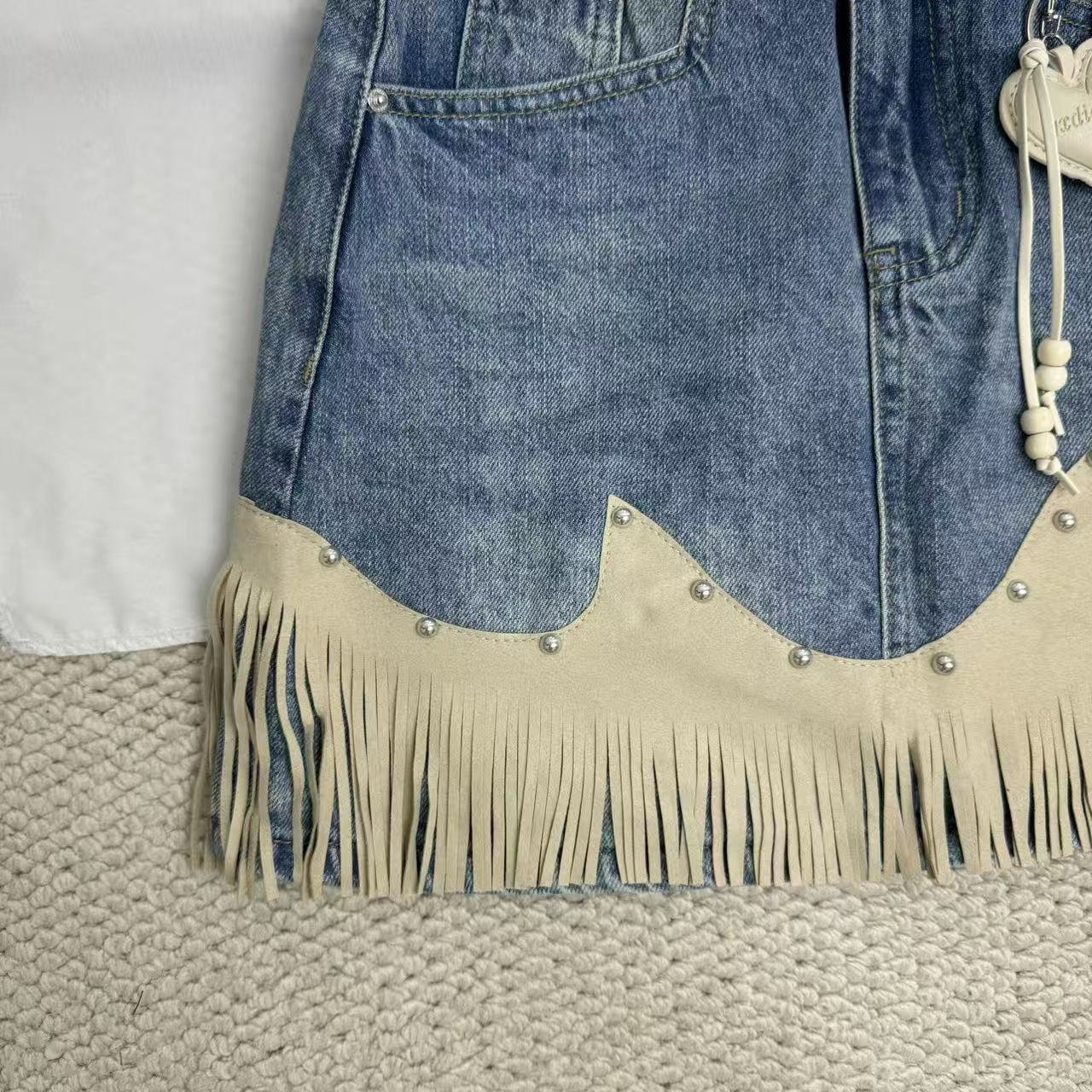 Tassel-embroidered short skirt