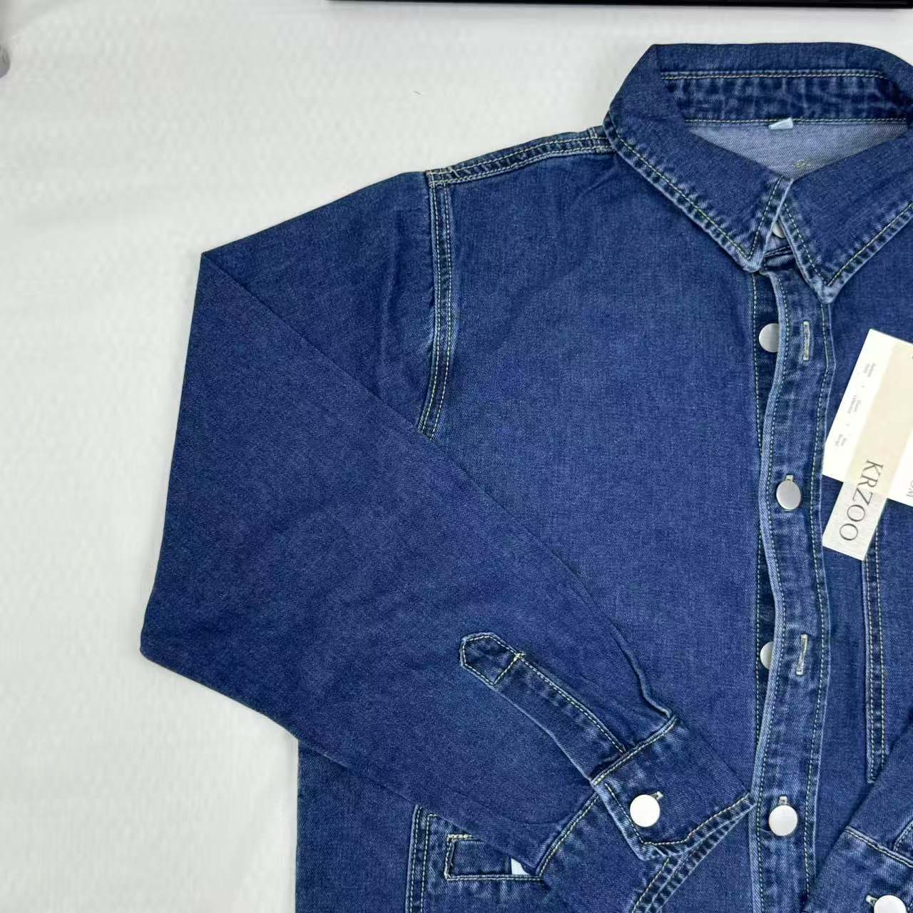 Loose-fitting long-sleeved denim jacket