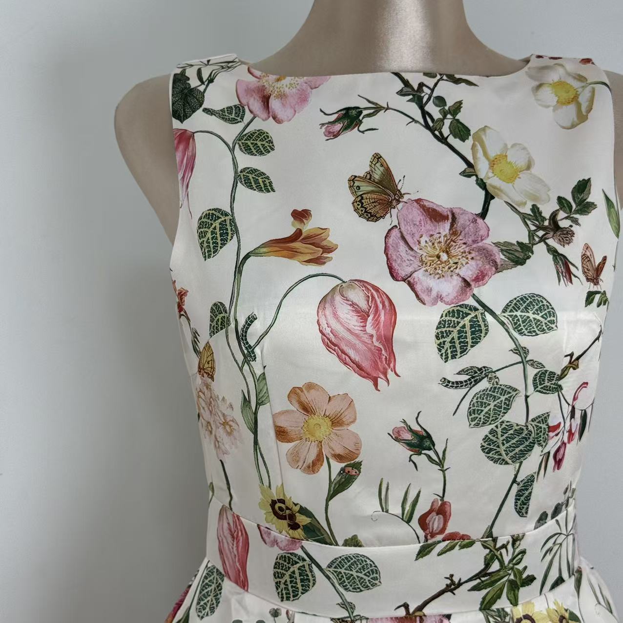 A slimming pleated printed dress