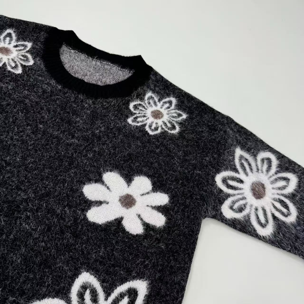 Three-dimensional flower knitted sweater