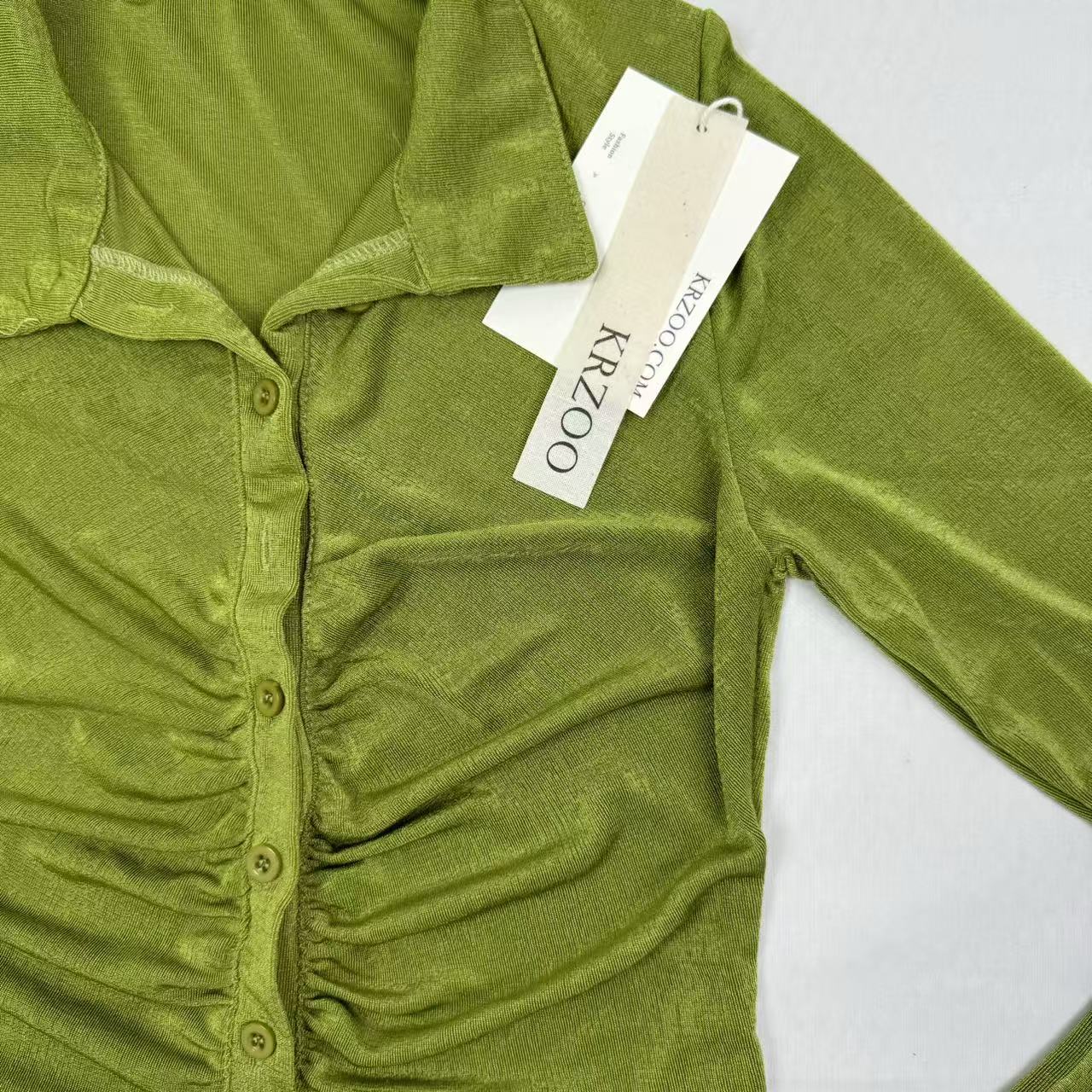 Shirt with turned-up collar for self-cultivation
