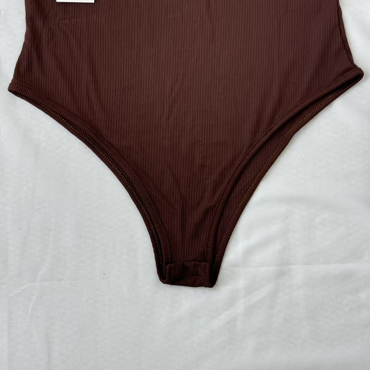 Sleeveless placket one-piece suit