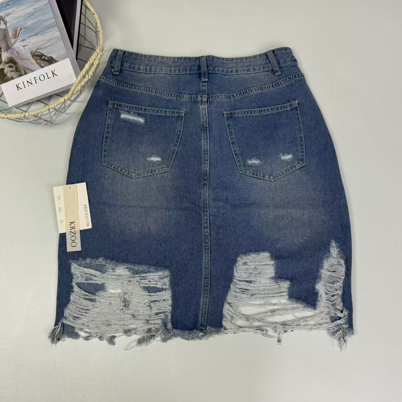 Ragged-edge and tear-damaged half-length skirt