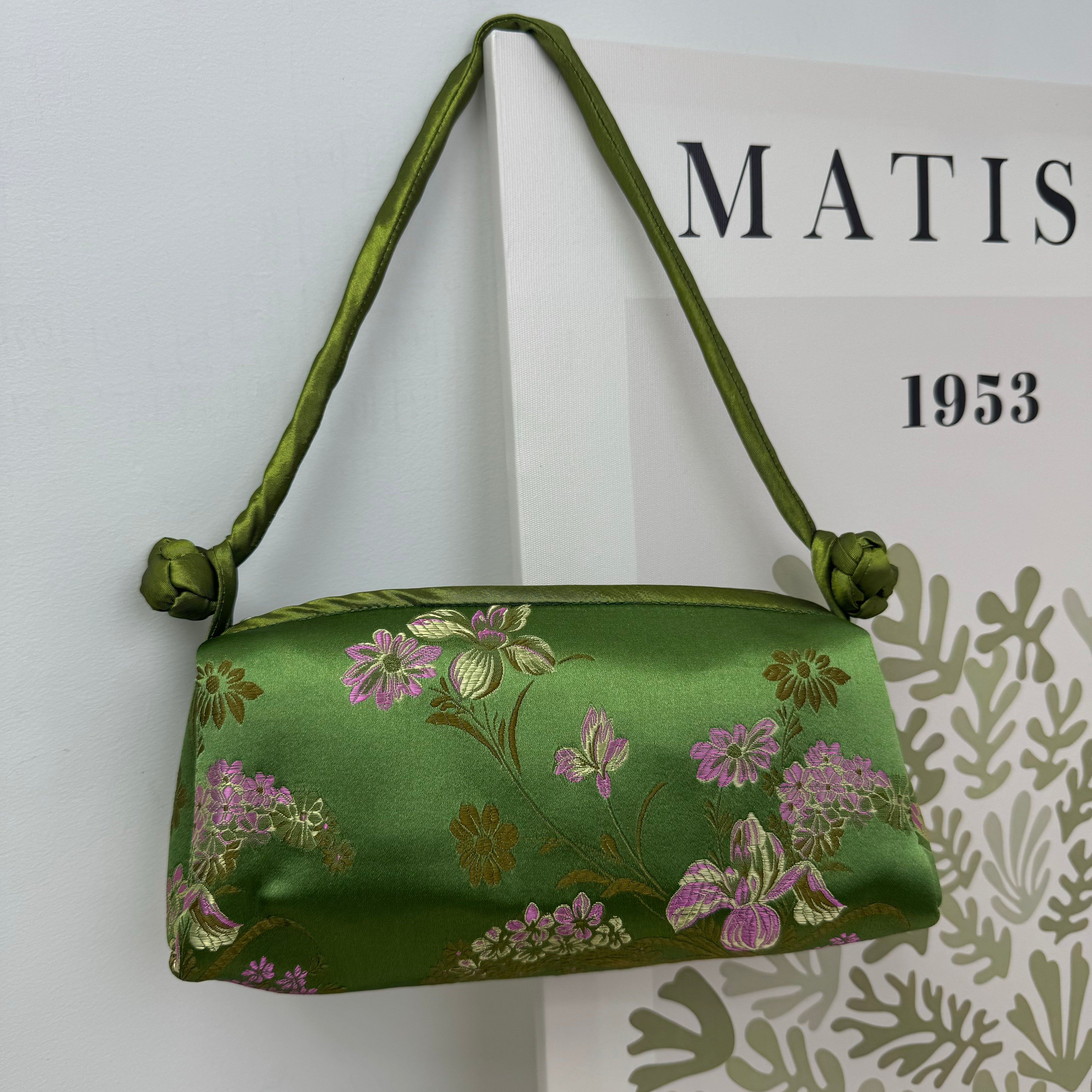 Classical style buttoned handbag