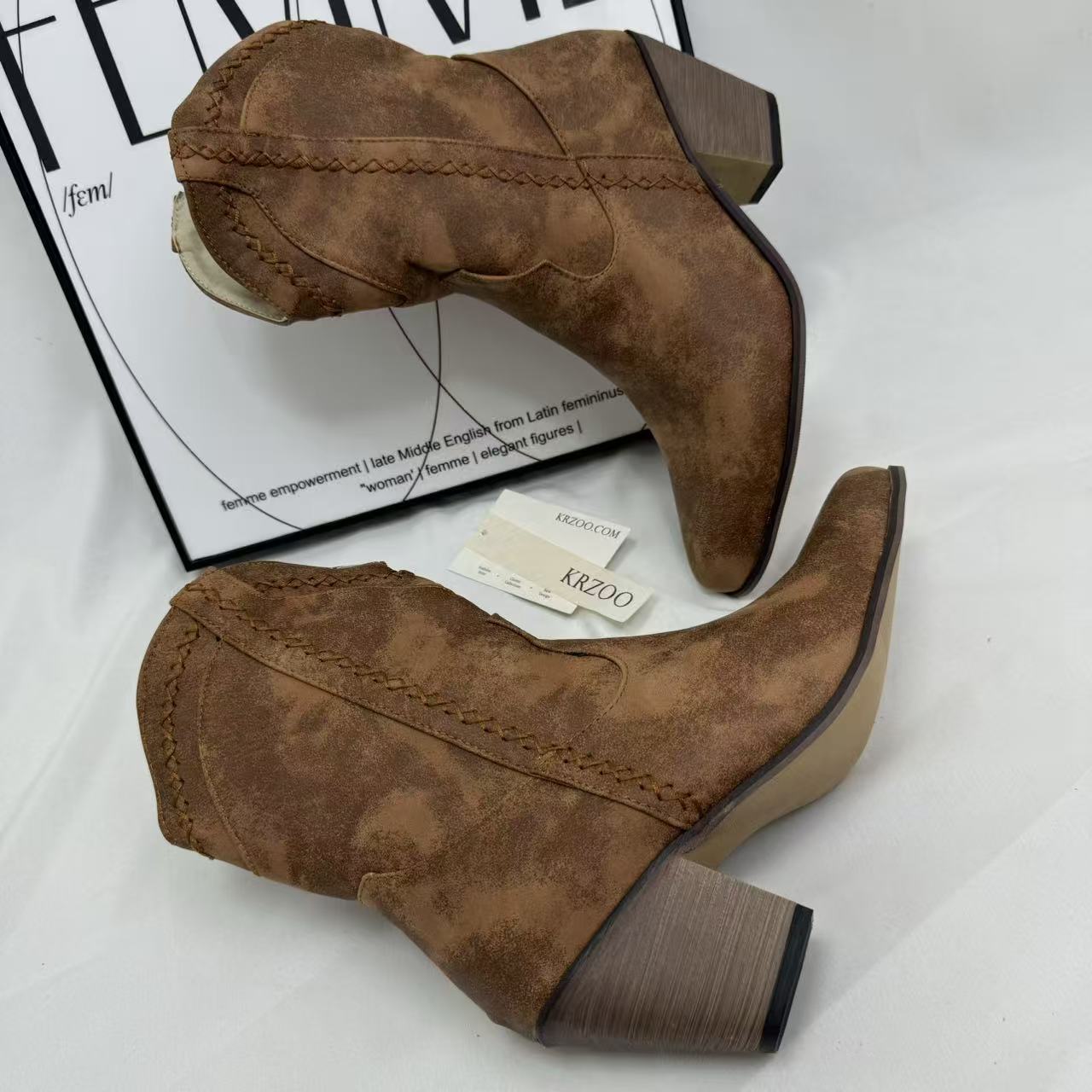 Pointed-toe side-zip short boots