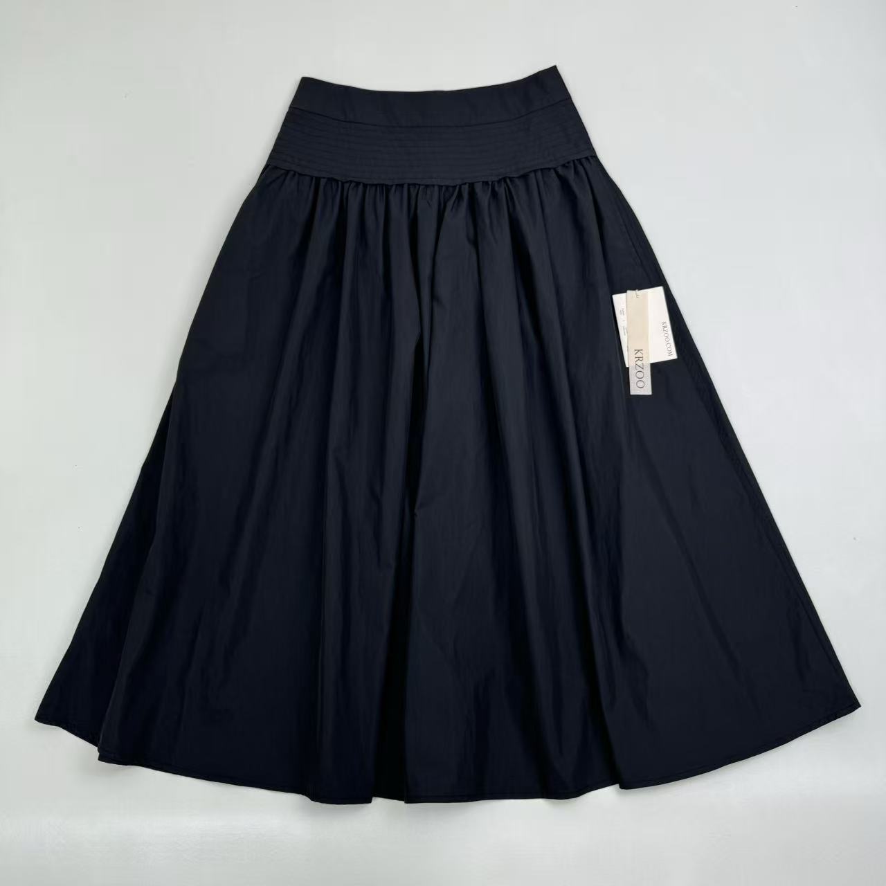 Round-neck sleeveless pleated blouse and skirt set