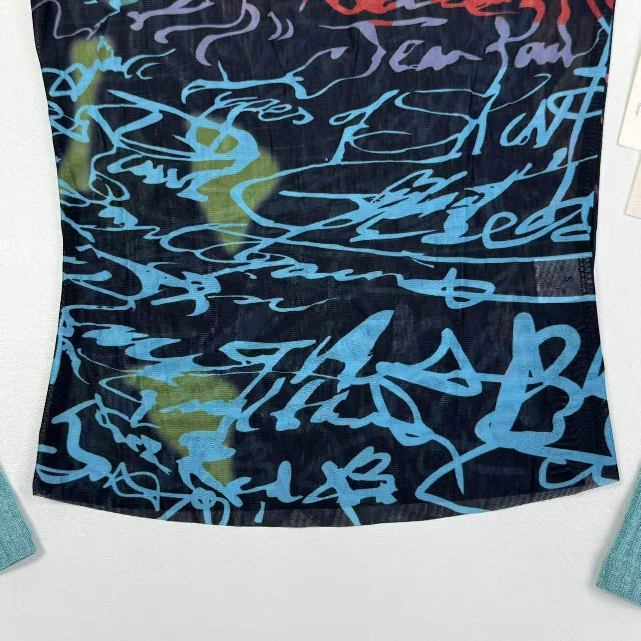 Long-sleeved netted printed t-shirt with a hood