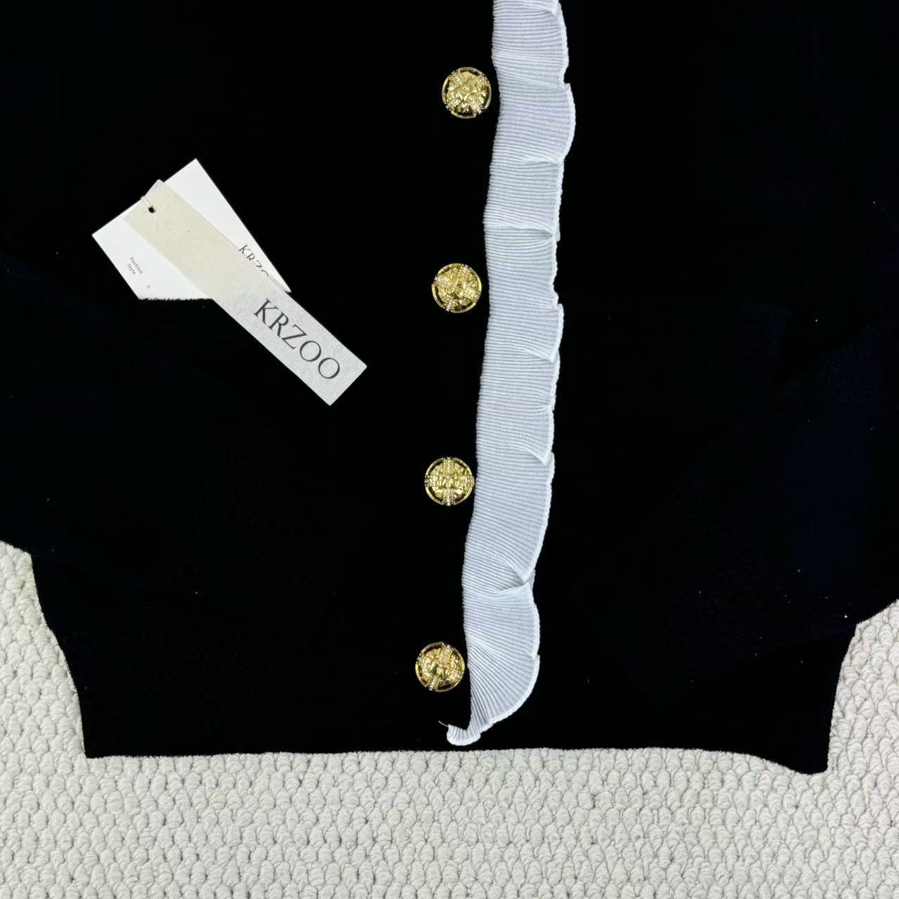 Short-sleeved blazer with ruffled edges