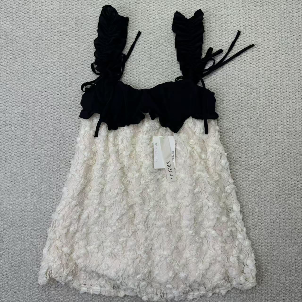 Lace flowered short dress