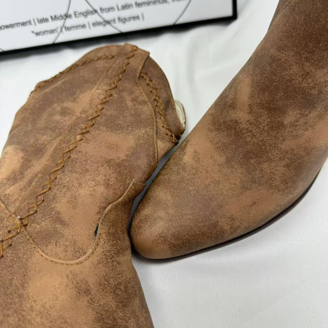 Pointed-toe side-zip short boots