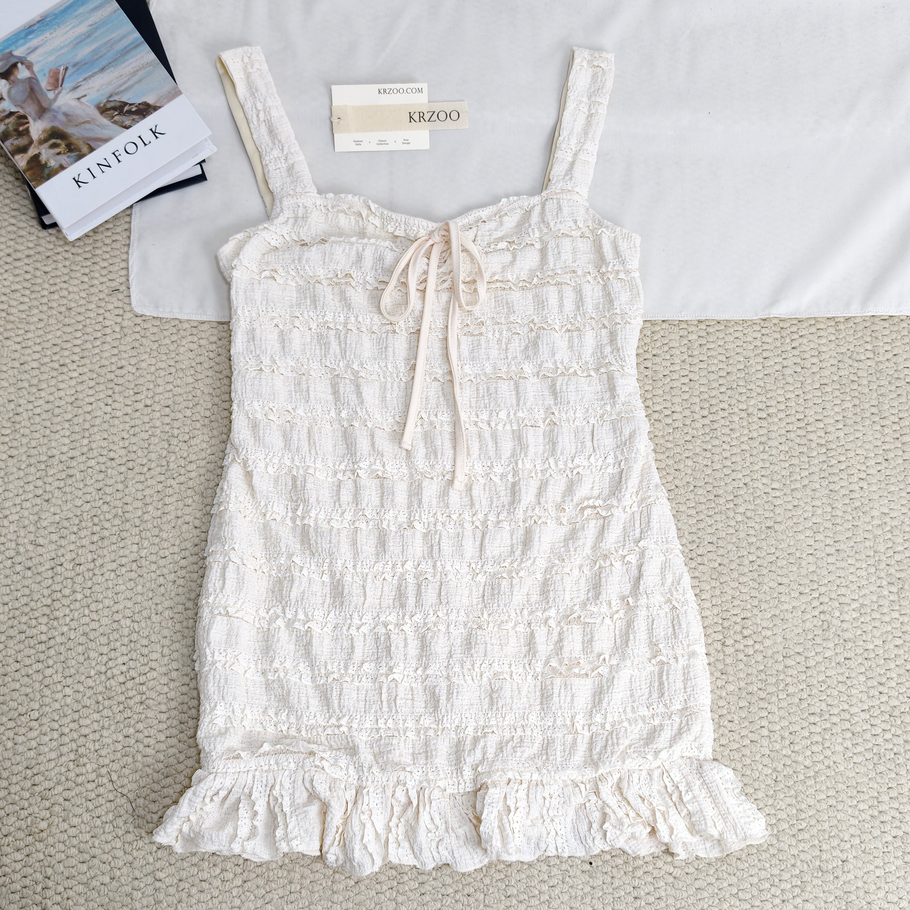 Wavy pattern tie-neck halter dress