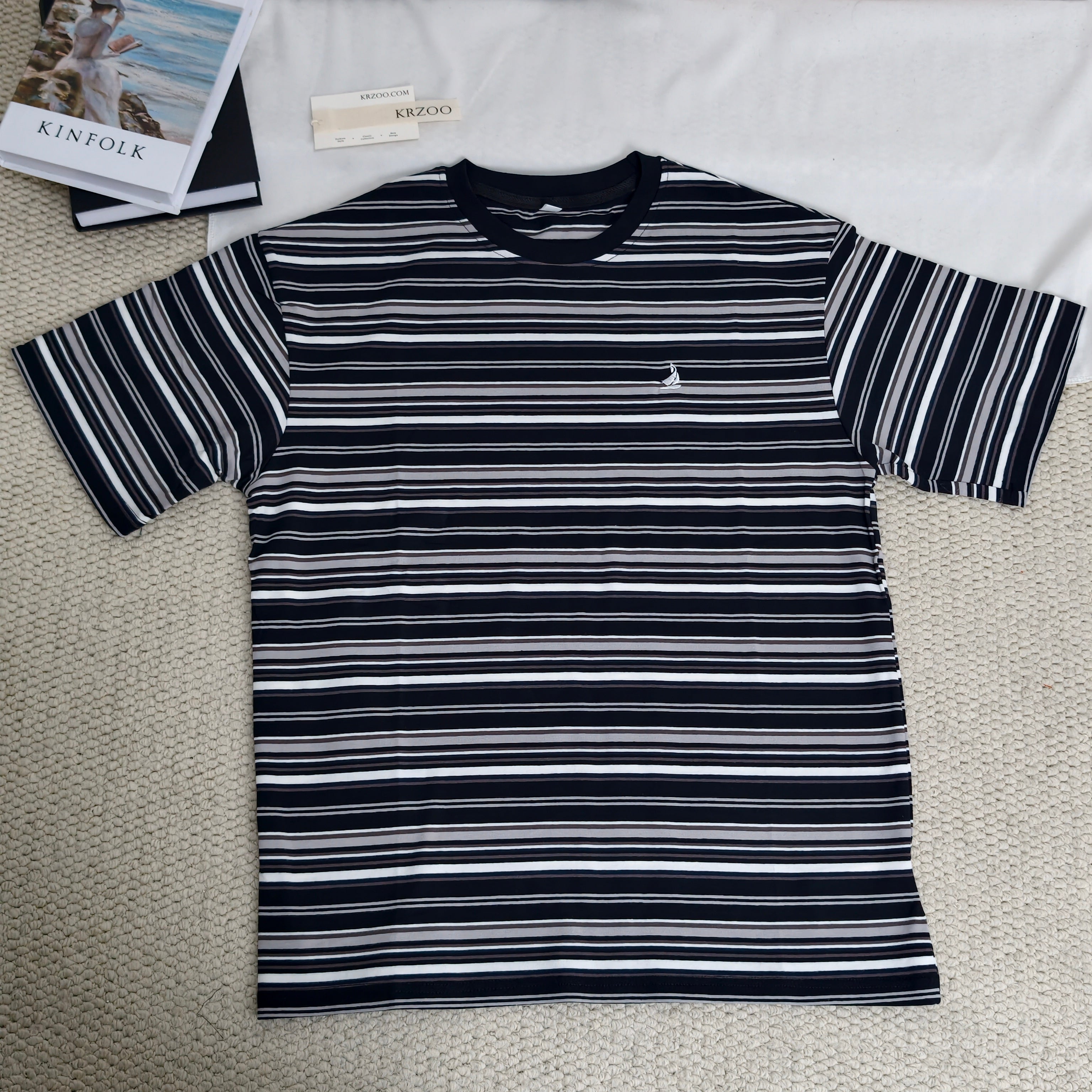 Contrasting color stripe T-shirt
