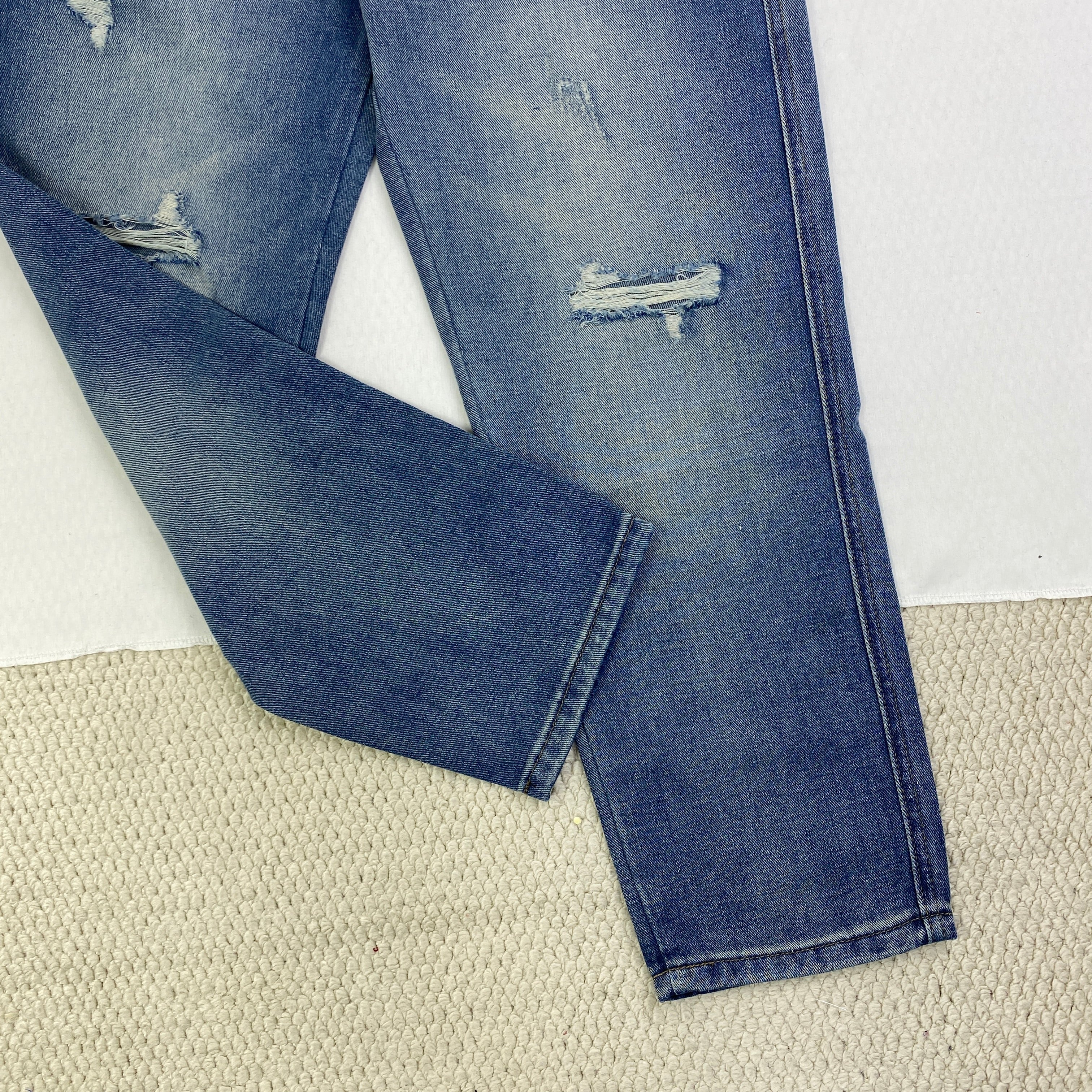 Hole-less loose straight-leg jeans