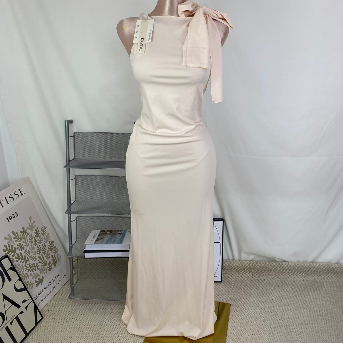 Single-shoulder pleated solid-color dress