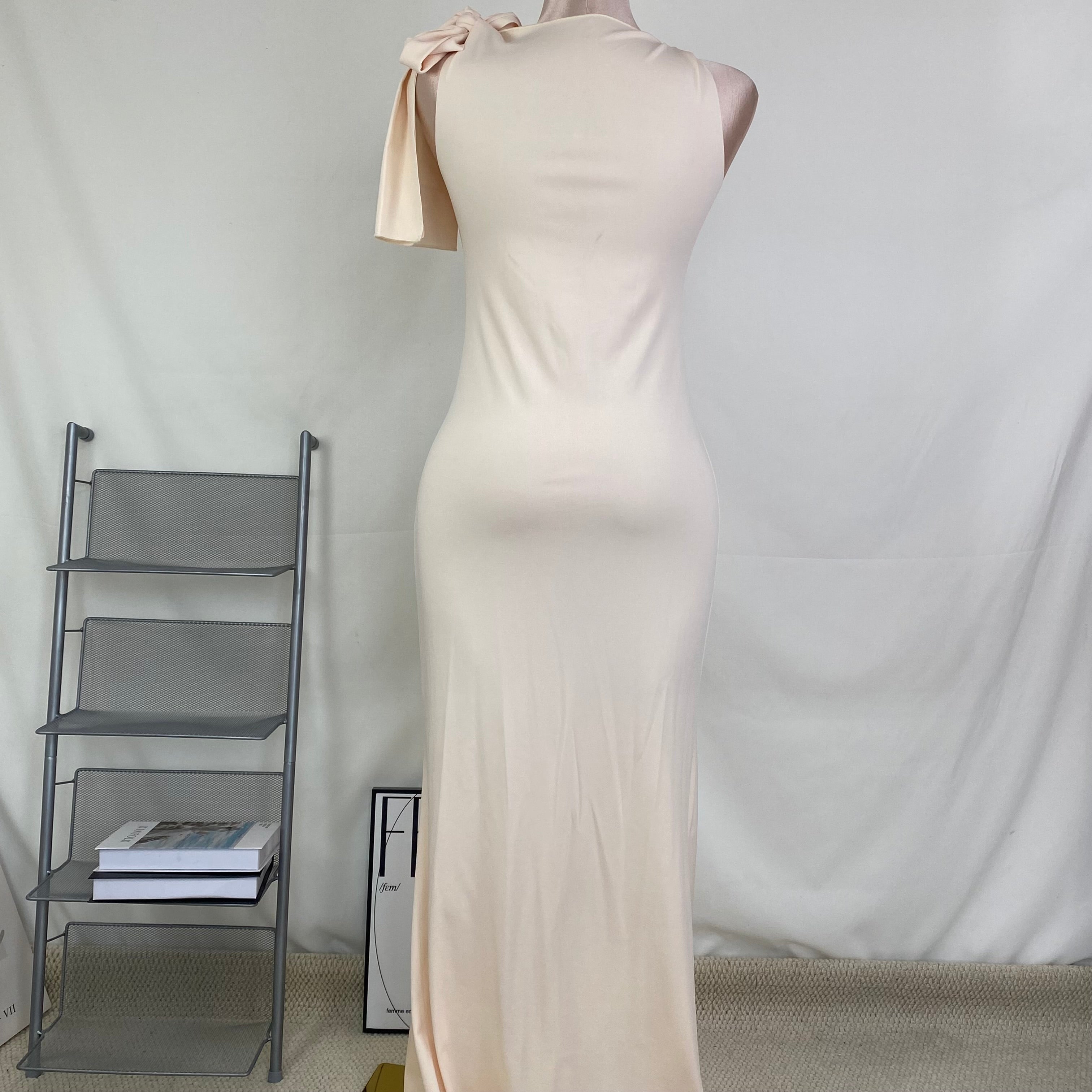 Single-shoulder pleated solid-color dress