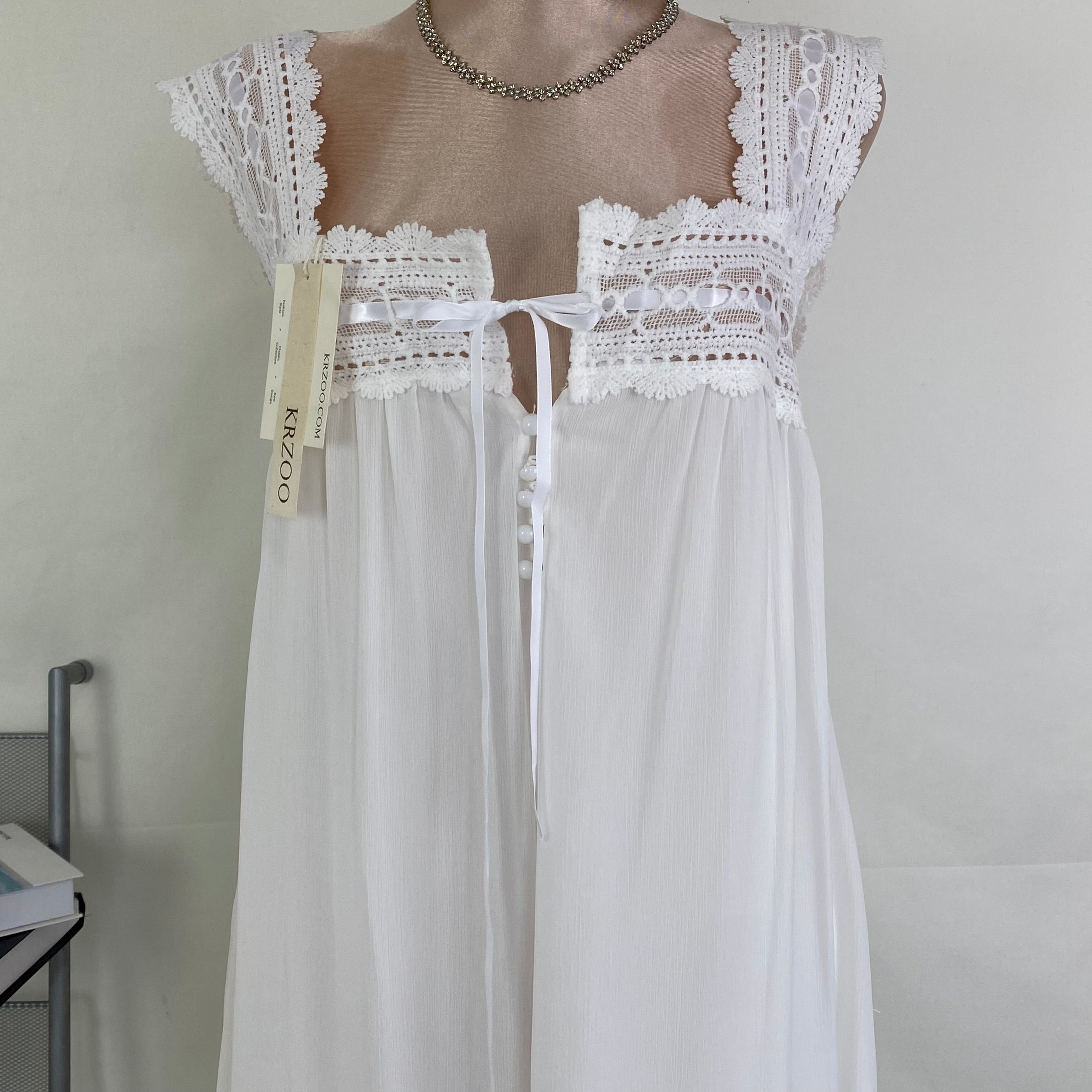 Solid color lace-trimmed sleeveless dress
