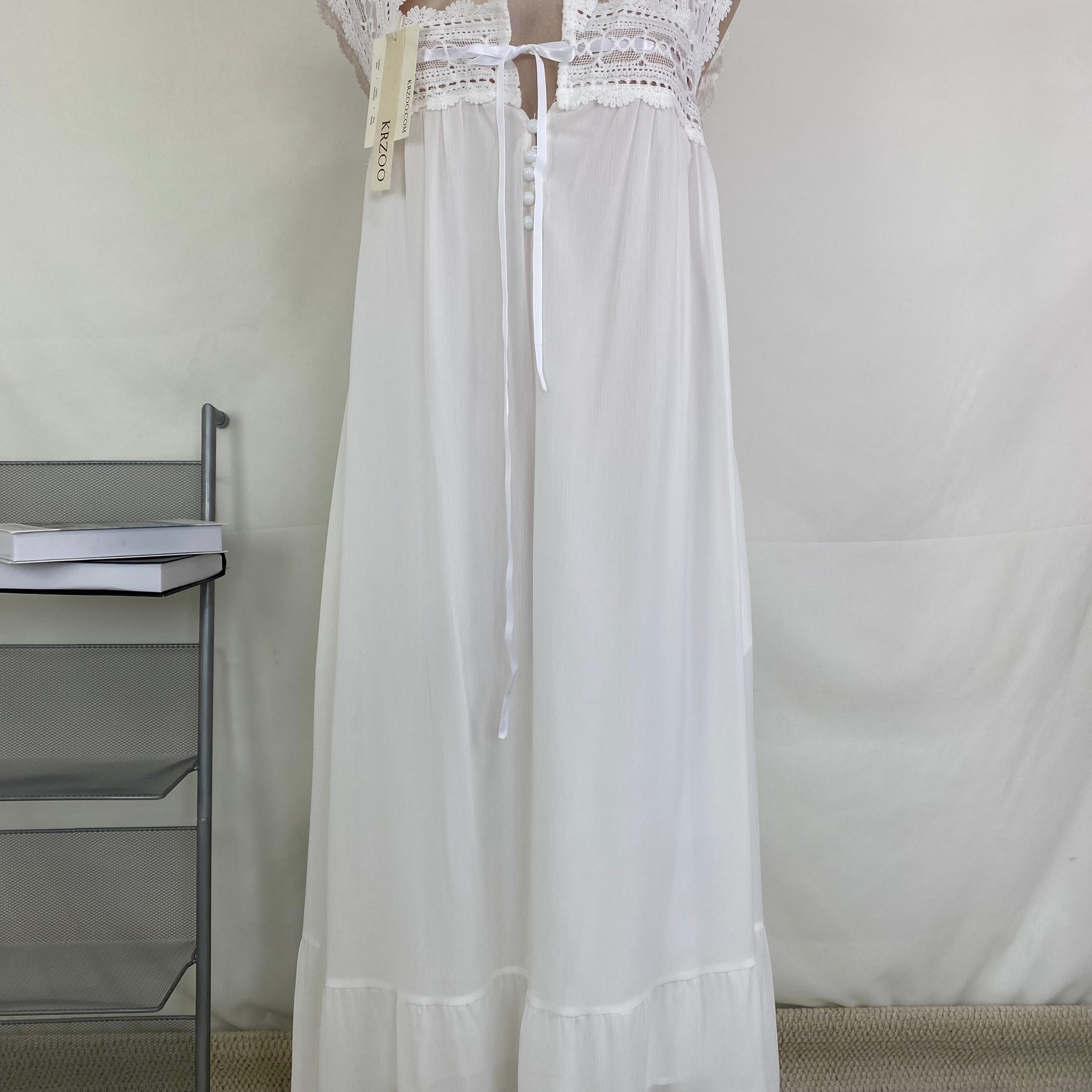 Solid color lace-trimmed sleeveless dress