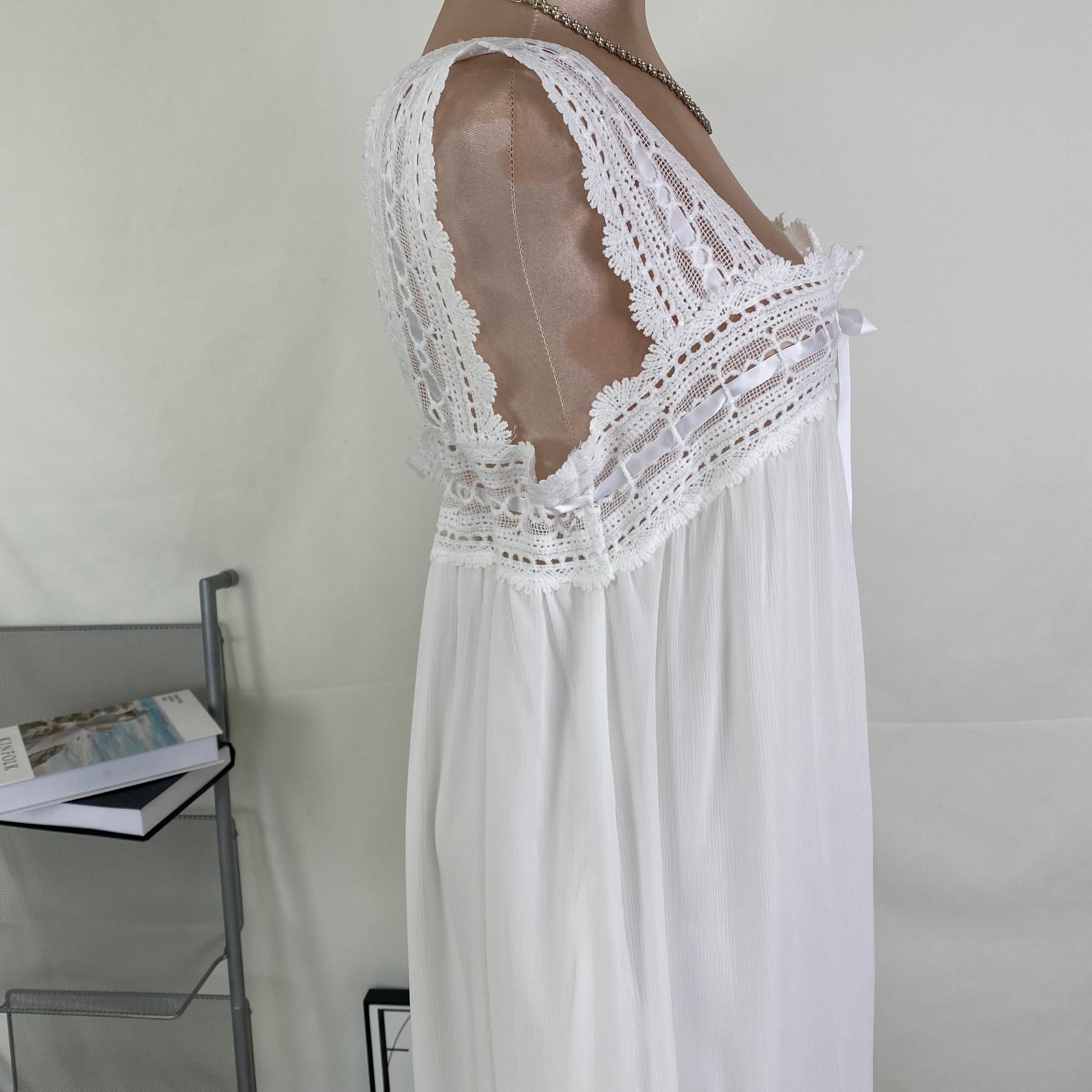 Solid color lace-trimmed sleeveless dress