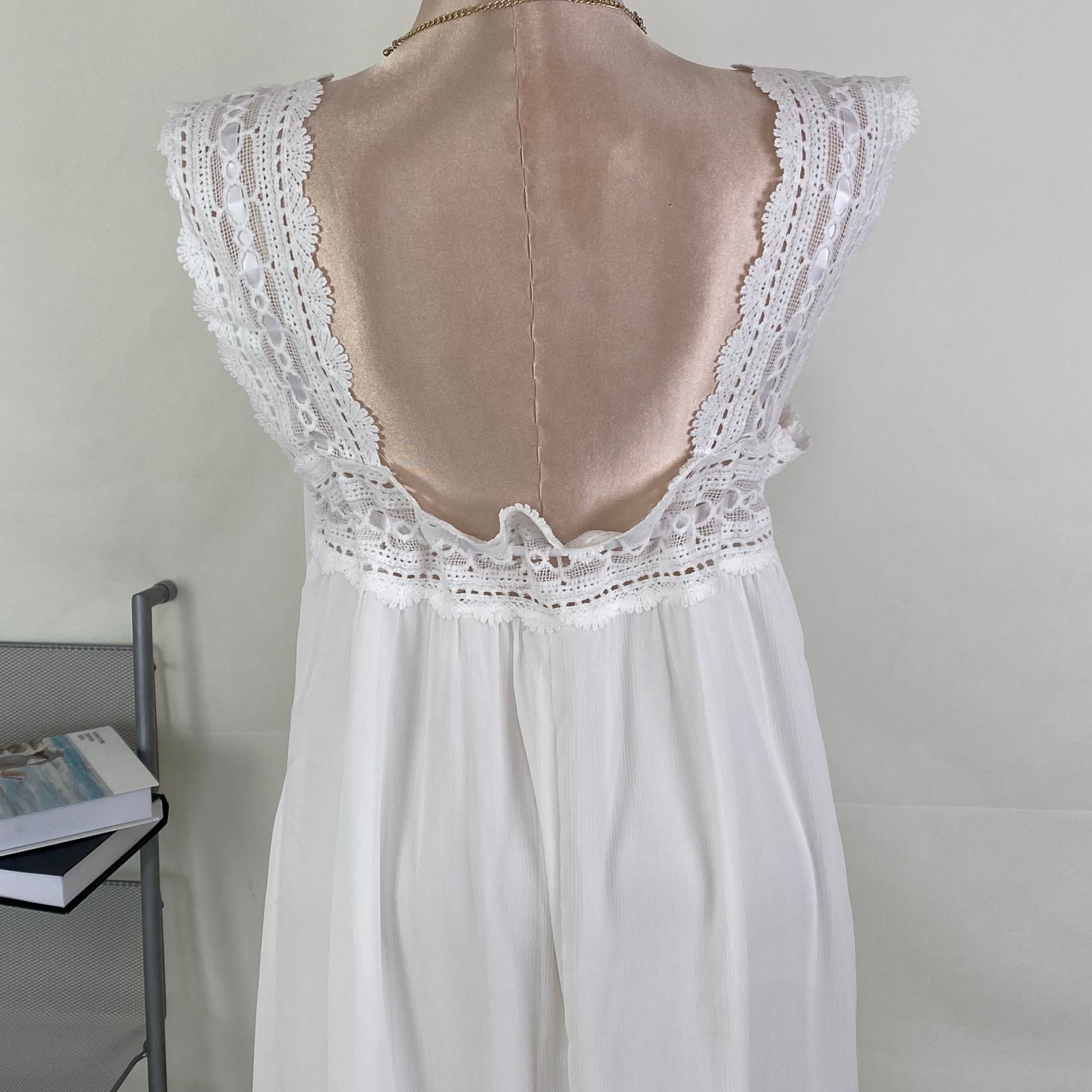 Solid color lace-trimmed sleeveless dress