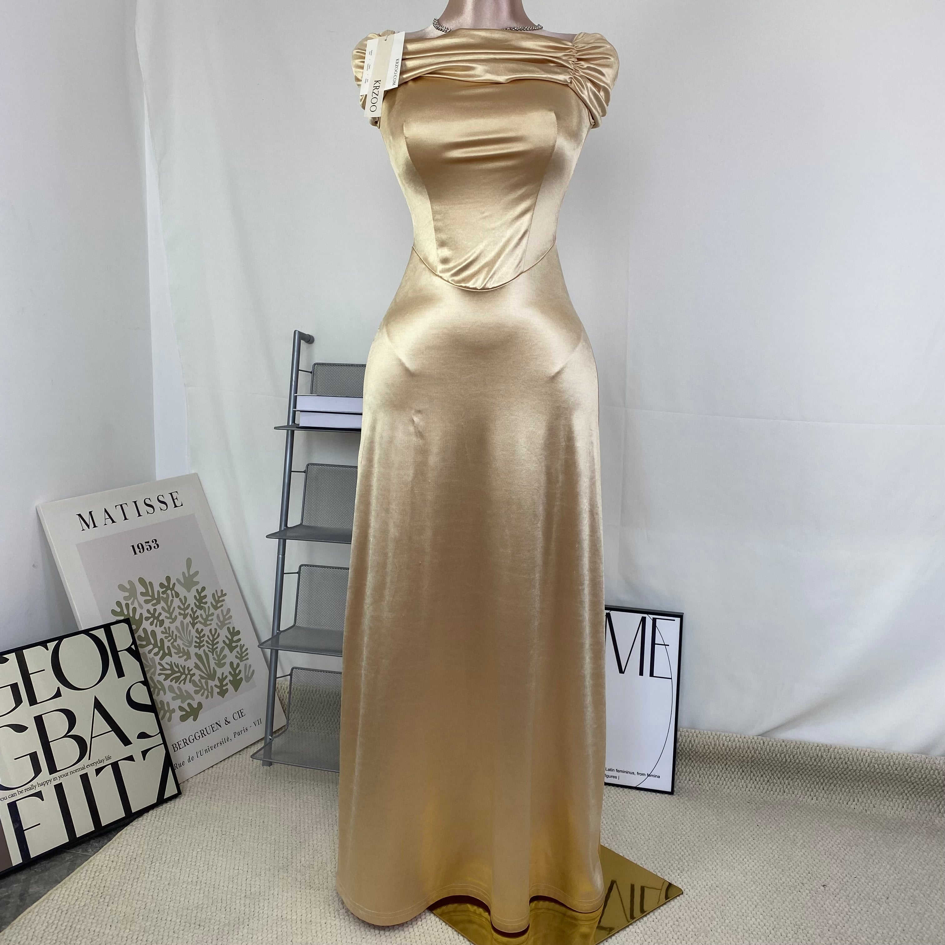 A figure-hugging one-shoulder dress