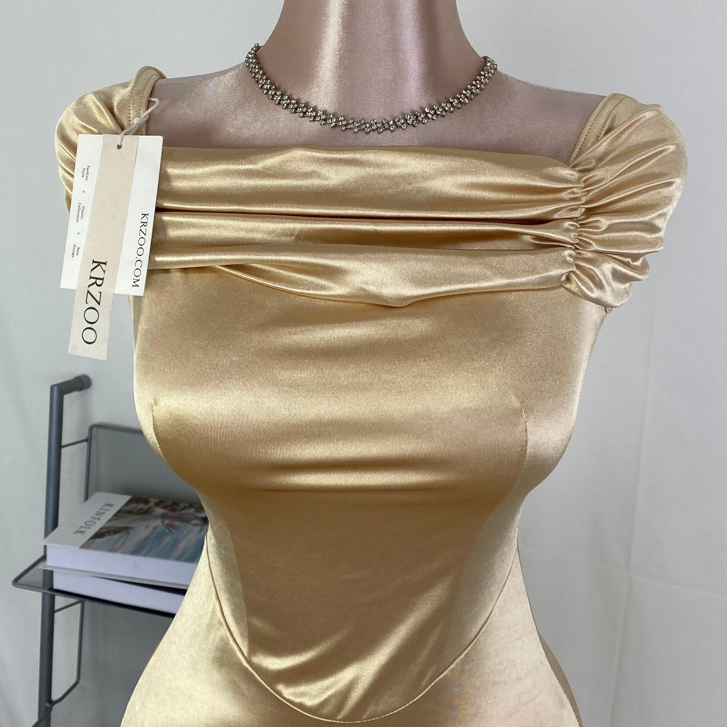 A figure-hugging one-shoulder dress