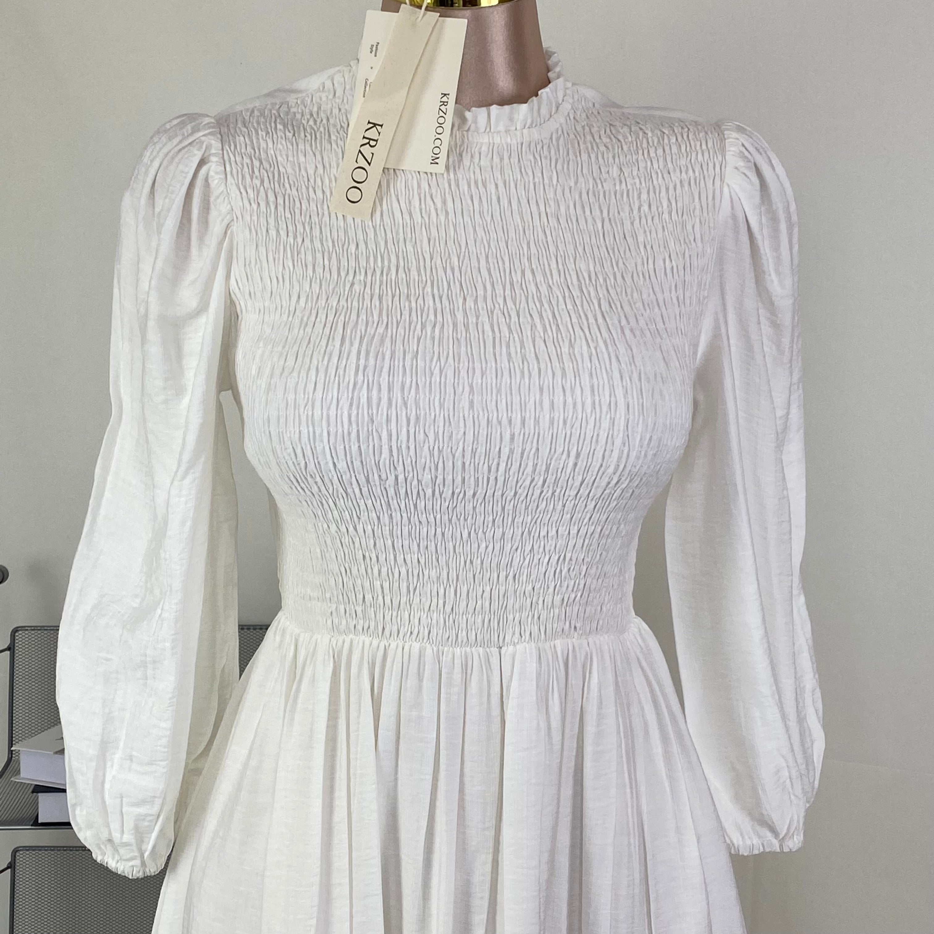 White long-sleeved stretch waist pleated short dress