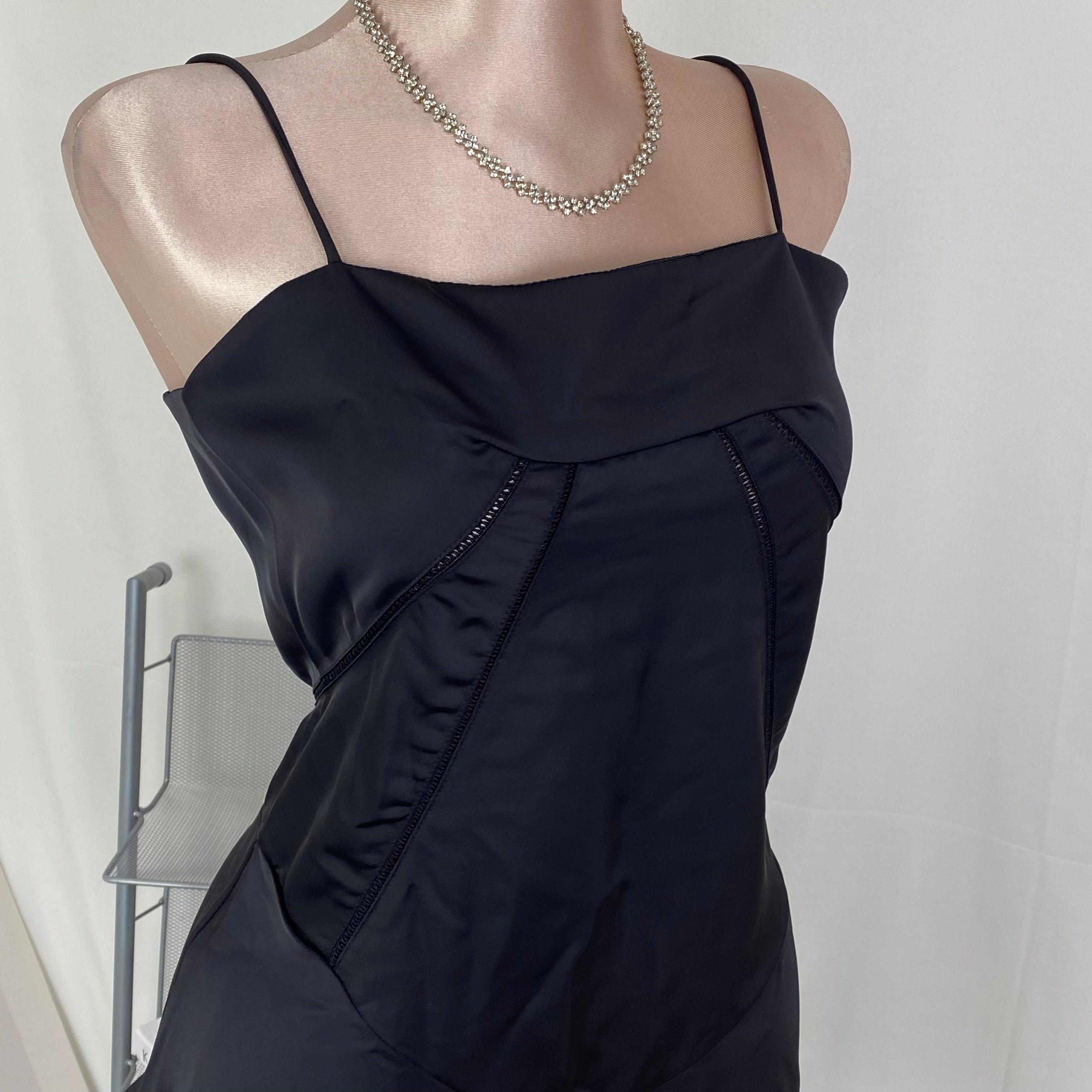 Strap-on figure-hugging backless long dress
