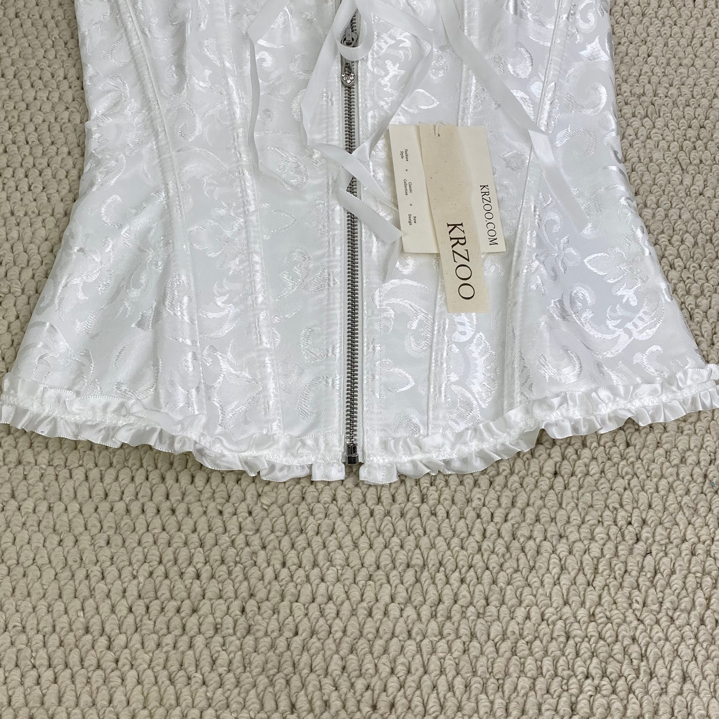Zip-up stretch top with tight fishbone detailing