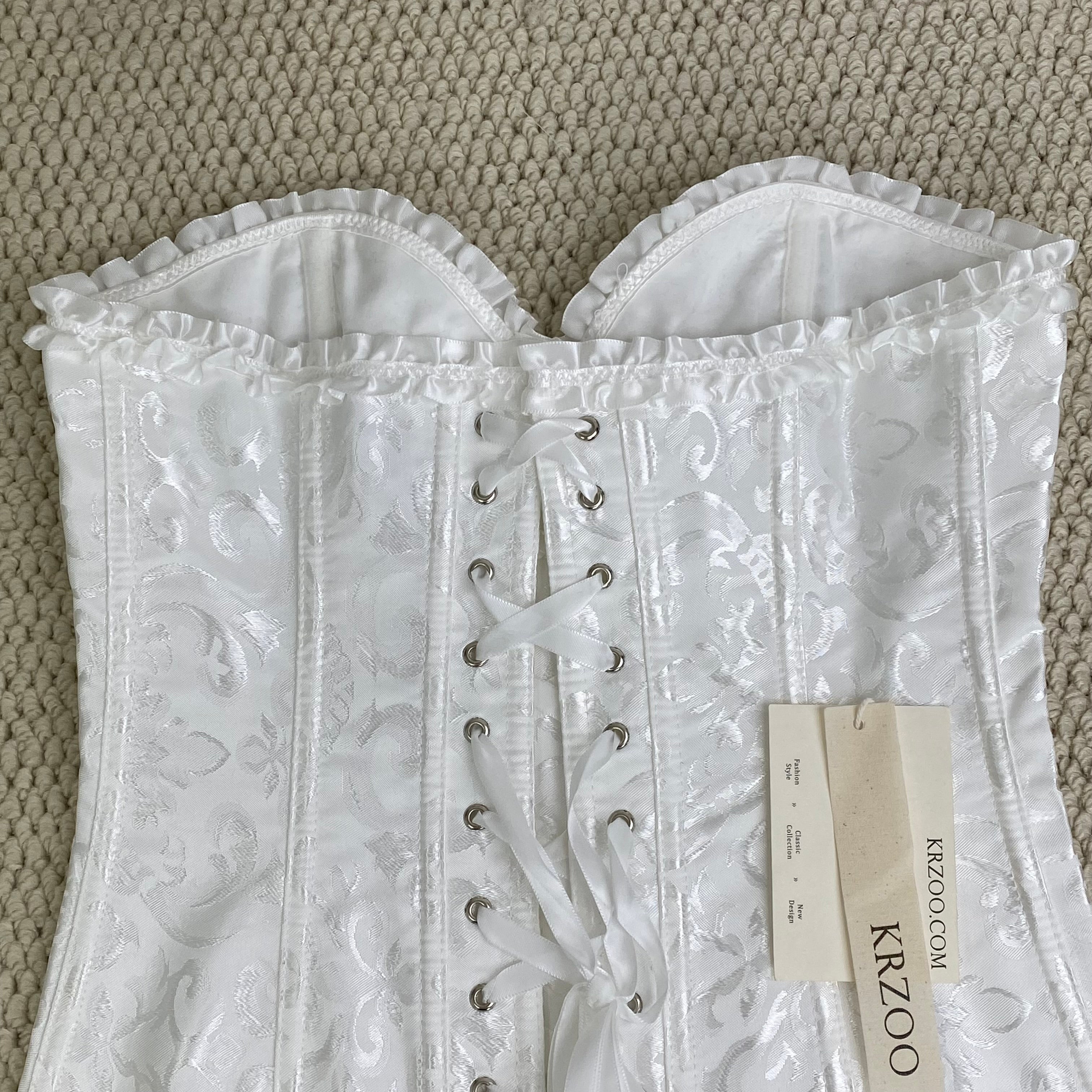 Zip-up stretch top with tight fishbone detailing