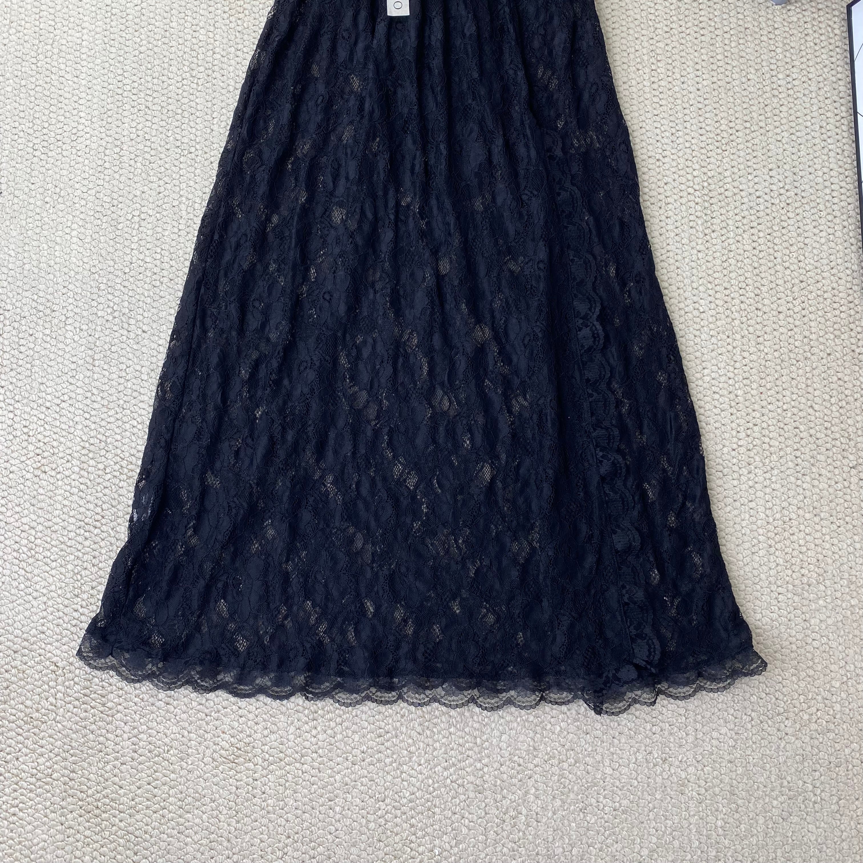 Lace square-necked slit-fitted dress
