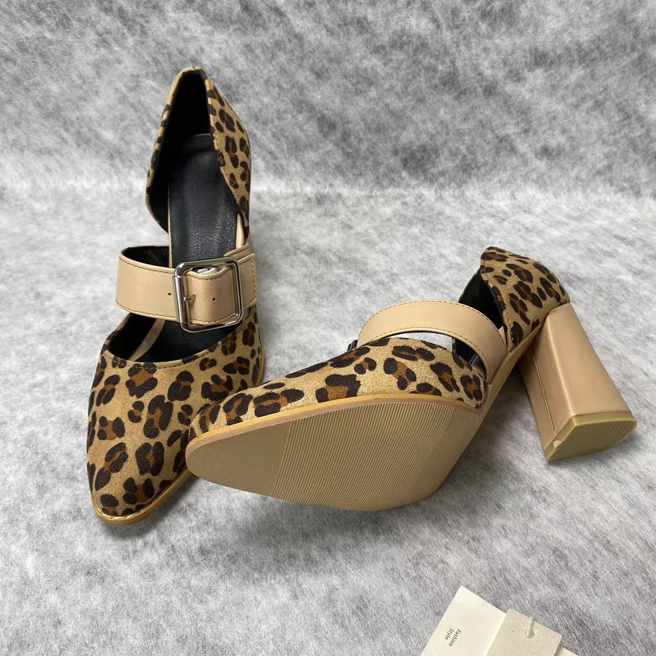 Sharp leather strap buckle with leopard print shoes