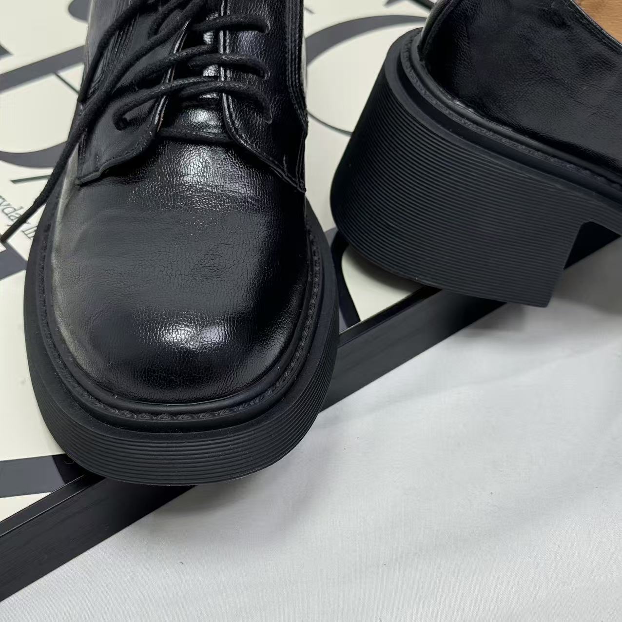 Heeled lace-up round-toe small leather shoes
