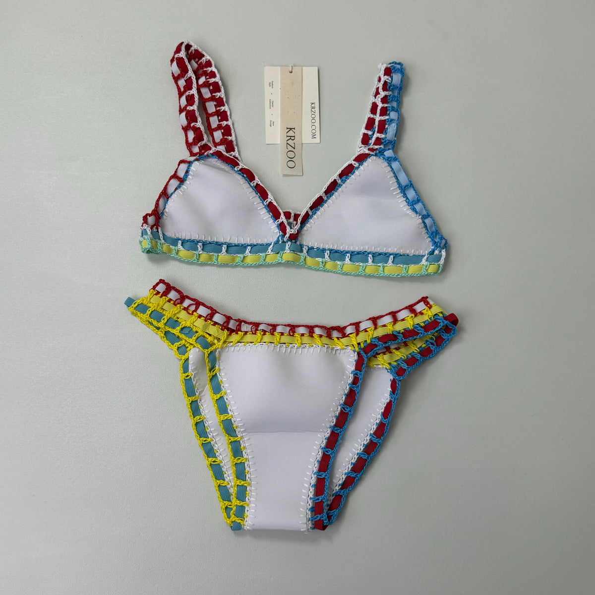 Ribbon-edge color-patterned bikini set