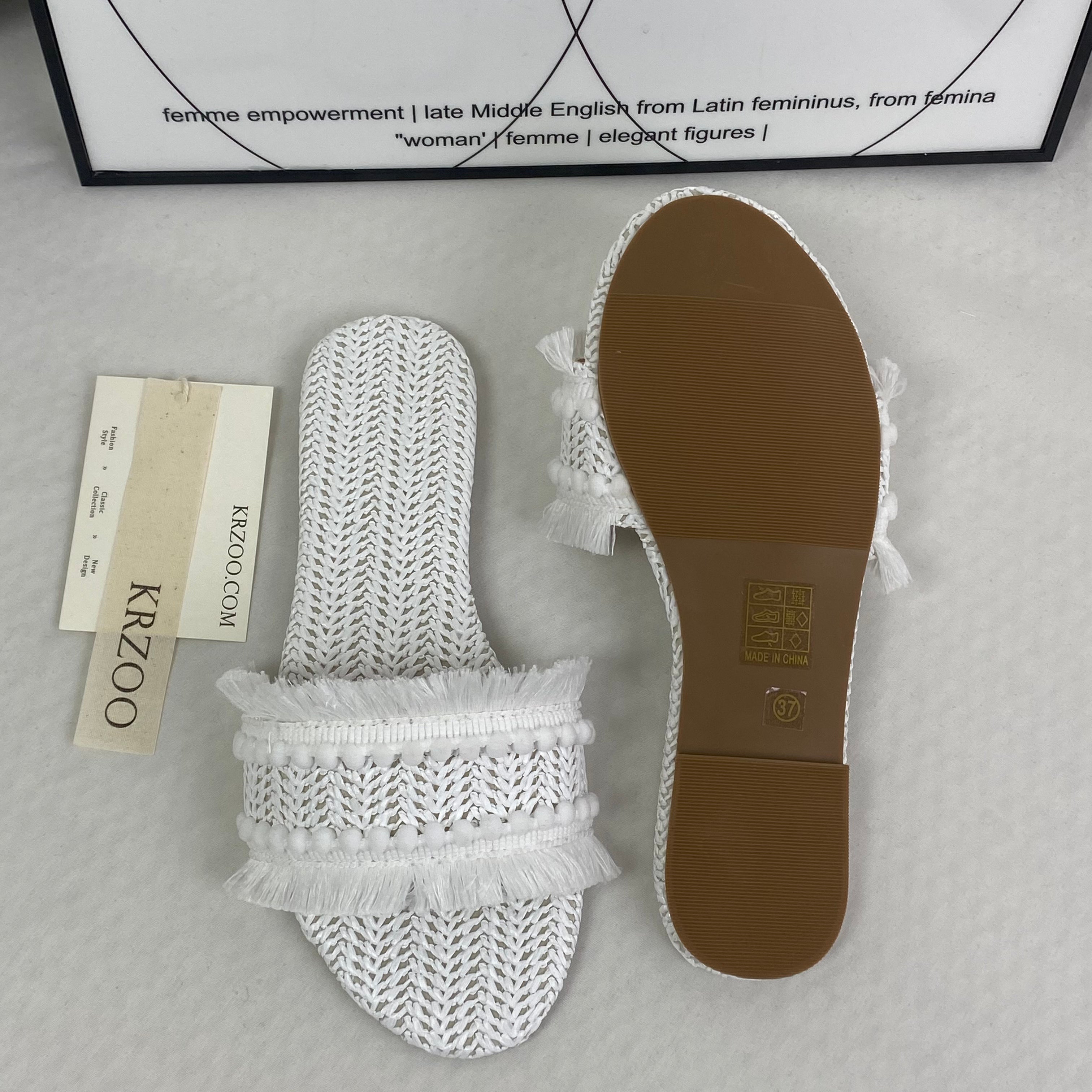 Flat-bottom fringed outer ankle bootie